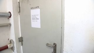 "Zutritt strengstens verboten" steht auf einem Schild einer Brandschutztür im Keller der Schule an der Jungfernheide in Berlin-Spandau. Nach Angaben des Bezirksamtes wurde schwach gebundener Asbest im Keller gefunden. (Quelle: rbb)