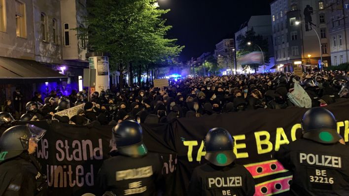 Begleitet von zahlreichen Polizeikräften findet am Vorabend des 1. Mai eine feministische Demonstration in Berlin statt. (Quelle: Sebastian Schneider /rbb|24)