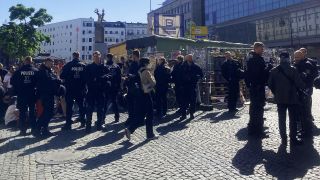 Große Polizeipräsenz bei Pro-Palästina-Demo am Hermannplatz, Berlin Neukölln. (Quelle: rbb)