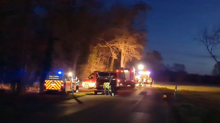 Polizei- und Feuerwehreinsatz nach einem schweren Autounfall bei Geltow, Brandenburg. (Quelle: NonstopNews)