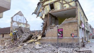 Nach einer Explosion in einer Bäckerei am 13.05.2022 stürzte in Lychen, Brandenburg, ein Haus ein. (Quelle: Nonstopnews)