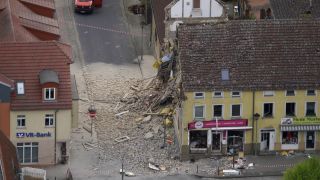 Nach einer Explosion in einer Bäckerei am 13.05.2022 stürzte in Lychen, Brandenburg, ein Haus ein. (Quelle: rbb/Tino Schöning))