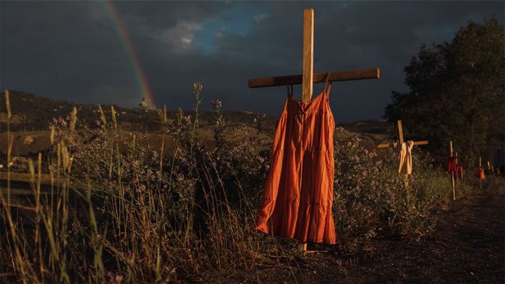 Das Siegerfoto von Amber Bracker zeigt Holzkreuze, an denen Kleidung hängt in British Columbia (Quelle: World Press Photo)