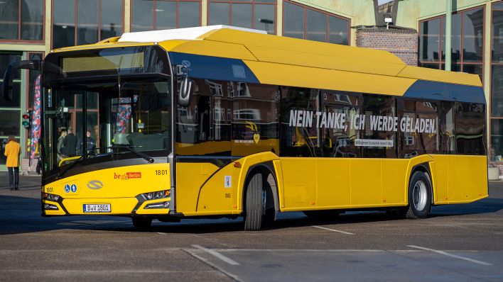 Ein neuer Elektrobus des polnischen Herstellers Solaris steht bei einem Termin zur Vorstellung neuer E-Busse auf dem Gelände der Berliner Verkehrsbetriebe (BVG). (Quelle: dpa/Monika Skolimowska)
