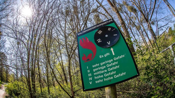 Ein Hinweisschild zur Waldbrandgefahrenstufe an einem Naturschutzgebiet am 23. April 2020 in Brandenburg. (Quelle: dpa/Rainer Keuenhof)