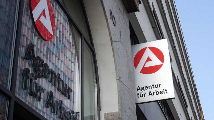 Das Schild der Agentur für Arbeit in der Charlottenstraße in Kreuzberg. (Quelle: dpa/Jens Kalaene)