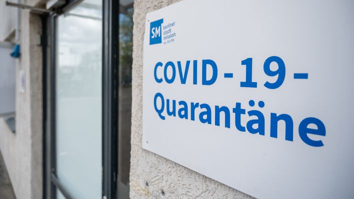 Archivbild: An einem Gebäude der Berliner Stadtmission hängt am 22.04.2021 ein Schild mit der Aufschrift "Covid-19-Quarantäne". (Quelle: dpa/Christophe Gateau)