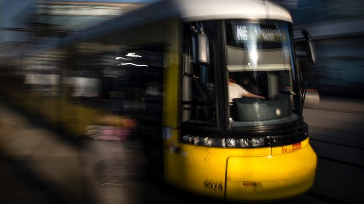 Eine Tram, aufgenommen am 14.02.2018 in Berlin (Symbolbild) (Quelle: dpa/Xander Heinl)