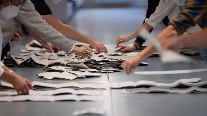 Wahlhelfer und Wahlhelferinnen zählen am 26.09.2021 in einem Berliner Wahllokal Stimmzettel für die Bundestagswahl. (Quelle: dpa/Sebastian Gollnow)
