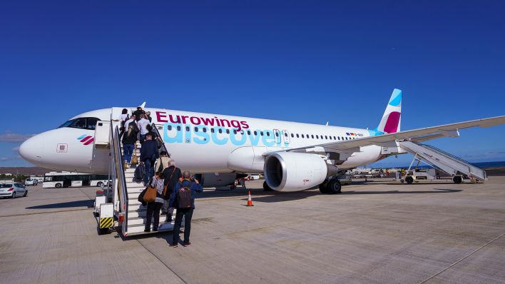 Passiere gehen an Bord einer Maschine der Fluggesellschaft „Eurowings Discover“. (Quelle: dpa/Andreas Arnold)