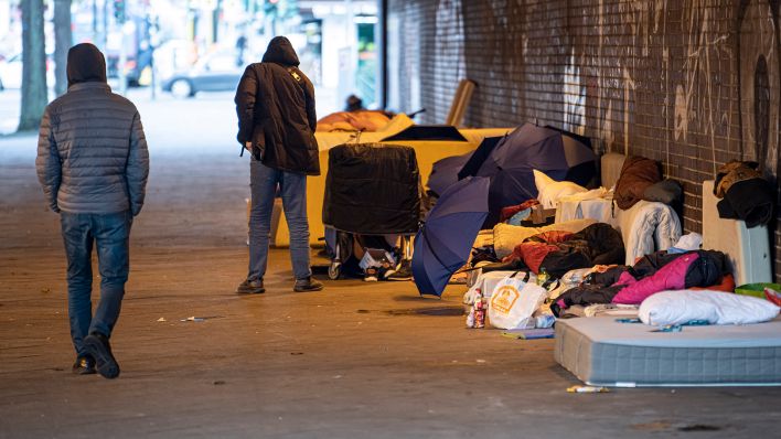 Obdachlose bei kalten Temparaturen unter der Brücke der S-Bahn Strecke nahe des Stuttgarter Platzes am Bahnhof Charlottenburg. (Quelle: dpa/Fabian Sommer)
