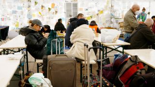 Archivbild: Kriegsflüchtlinge aus der Ukraine warten im März 2022 in der "Welcome Hall Land Berlin“, der ersten Anlaufstelle nach der Ankunft der Flüchtlinge auf dem Hauptbahnhof. (Quelle: dpa/Carsten Koall)