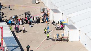 Menschen stehen im Berliner Ankunftszentrum für Flüchtlinge aus der Ukraine am ehemaligen Flughafen Tegel vor einem Zelt Schlange. (Quelle: dpa/Christoph Soeder)