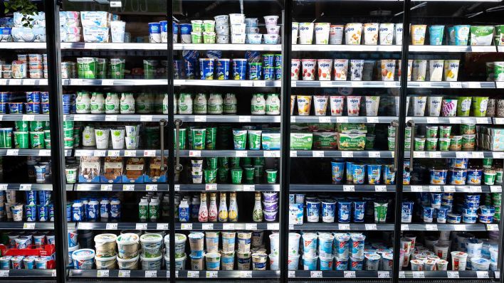 Verschiedene Milchprodukte stehen in Kühlschränken in einem Supermarkt. (Quelle: dpa/Sven Hoppe)