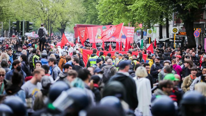 Teilnehmer der «Revolutionären 1. Mai-Demonstration» halten Banner hoch. (Quelle: dpa/Christoph Soeder)