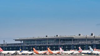 Viele Passagierflugzeuge stehen vor dem Hauptstadtflughafen BER. (Quelle: dpa/Patrick Pleul)