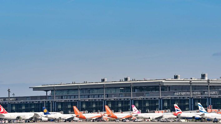 Viele Passagierflugzeuge stehen vor dem Hauptstadtflughafen BER. (Quelle: dpa/Patrick Pleul)