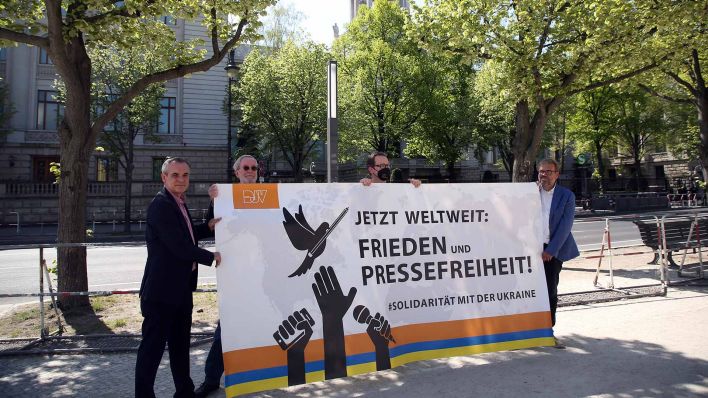 Mitglieder des Deutschen Journalistenverbandes (DJV) demonstrieren zum Tag des Internationalen Tages der Pressefreiheit vor der russischen Botschaft Unter den Linden unter dem Motto "Für Frieden und Pressefreiheit". (Quelle: dpa/Wolfgang Kumm)