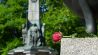 Eine Rose liegt am 08. Mai 2022 auf dem Sowjetischen Ehrenfriedhof am Potsdamer Bassinplatz auf einem Stein unter einer Feuerschale. (Quelle: dpa/Soeren Stache)