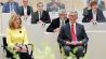 Andrij Melnyk (r), Botschafter der Ukraine in Deutschland, und seine Frau Svitlana Melnyk sitzen am 08.05.2022 zu Beginn einer Gedenkveranstaltung des Brandenburger Landtages vor den Abgeordneten. (Quelle: dpa/Soeren Stache)