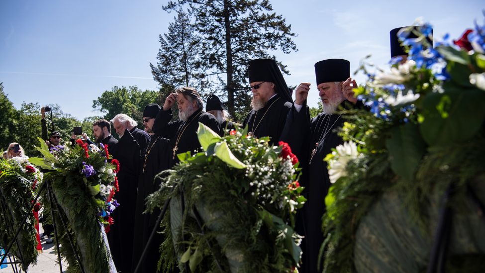 Orthodoxe Geistliche stehen am 09.05.2022 anläßlich der Gedenkfeier am Ehrenmal an der Straße des 17. Juni. (Quelle: dpa/Paul Zinken)