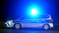 Ein Polizeiauto bei einer Einsatzfahrt mit Blaulicht am 09.05.2022. (Quelle: dpa/Thomas Bartilla)