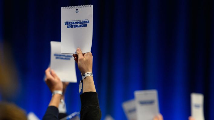 Abstimmung bei der Hertha-Mitgliederversammlung (Bild: picture alliance/dpa/Soeren Stache)