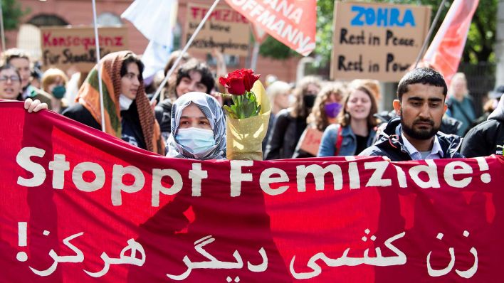 Bei einer Demonstration gegen Gewalt an Frauen halten Teilnehmer ein Transparent mit der Aufschrift "Stoppt Femizide". Die Demonstration bezieht sich auf die Ermordung einer Frau aus Afghanistan durch ihren Ehemann am 29. April in Pankow. (Foto: Christophe Gateau/dpa)