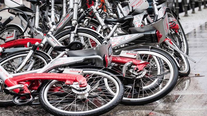 Fahrräder des Deutsche Bahn-Unternehmen "call a bike" liegen am 05.01.2015 in Berlin am Potsdamer Platz. (Quelle: dpa/Paul Zinken)