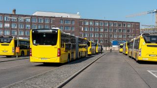 Endhaltestelle für die Busse der Berliner Verkehrsbetriebe am Bahnhof Zoo (Quelle: Image-Broker/Karl-Heinz Spremberg)