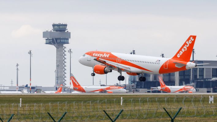 Ein Airbus A320 der Easyjet landet am Flughafen BER (Quelle: Picture Alliance/Andreas Franke)