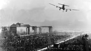 Ein Transportflugzeug der US-Luftwaffe im Landeanflug auf den Berliner Flughafen Tempelhof (Bild: dpa/US Air Force)