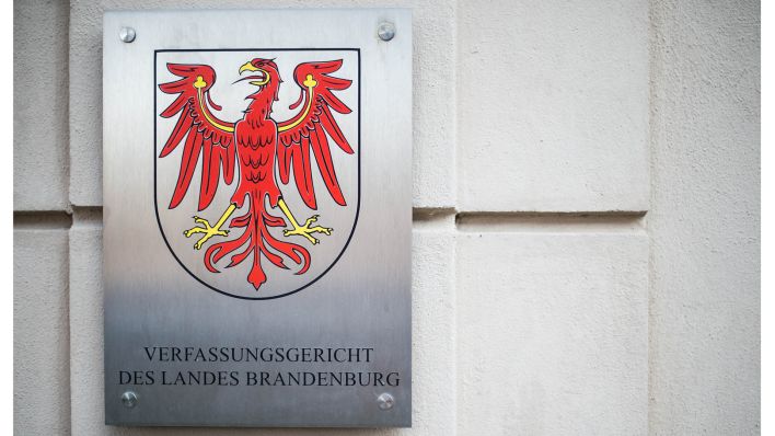 Das Schild am Eingang zum Verfassungsgericht des Landes Brandenburg (Quelle: dpa-Zentralbild/ZB | Sophia Kembowski)