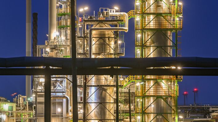 Die Anlagen der Erdölraffinerie auf dem Industriegelände der PCK-Raffinerie GmbH sind abends beleuchtet (Quelle: DPA/Patrick Pleul)