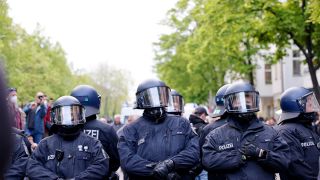 Mehrere Polizist:innen während der 1. Mai Demo 2022 (Bild: dpa/Jean-Marc Wiesner)