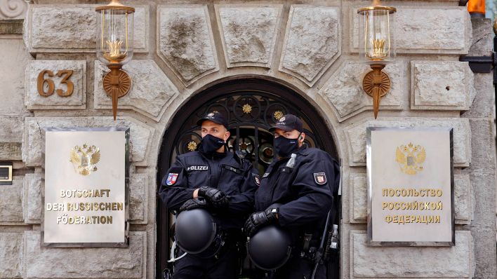 Zwei Polizisten stehen vor der russischen Botschaft in Berlin (Bild: imago images/Christoph Hardt)