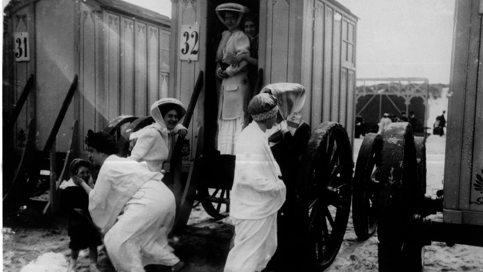 Archivbild: Damen am Badekarren Norderney um 1910 - Reise und Freizeit: Seebad. (Quelle: dpa/O. Haeckel)
