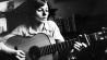 Die Liedermacherin und Lyrikerin Bettina Wegner spielt 1974 in ihrer Wohnung auf der Gitarre. (Quelle: dpa/Günter Gueffroy)