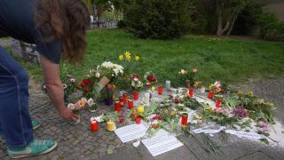 Archivbild: An dem Ort in Pankow, an dem eine sechsfache Mutter mit Messerstichen getötet wurde, legt ein Mann Blumen nieder. (Quelle: dpa/J. Carstensen)
