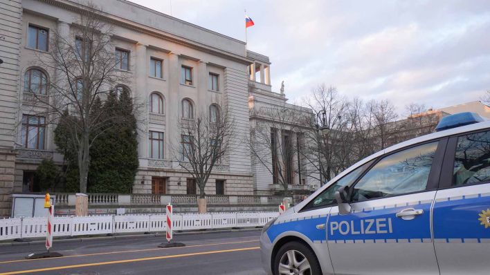 Ein Fahrzeug der Polizei steht am frühen Morgen vor der Russischen Botschaft. (Quelle: dpa/Jörg Carstensen)