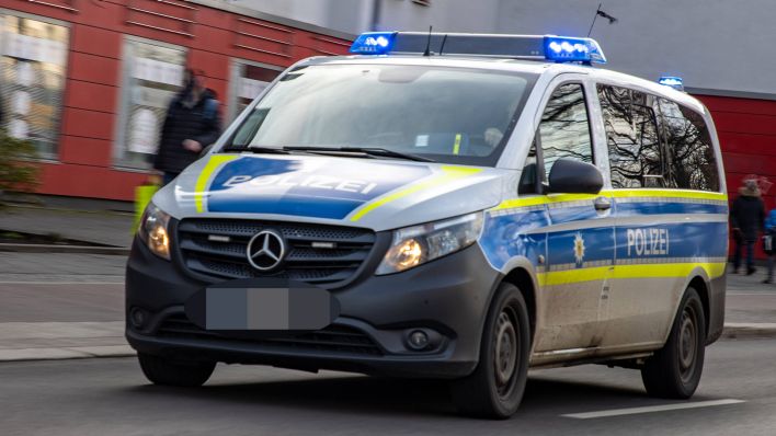 Symbolbild: Polizeiwagen faehrt mit Blaulicht durch eine Berliner Strasse. (Quelle: imago images/Gora)