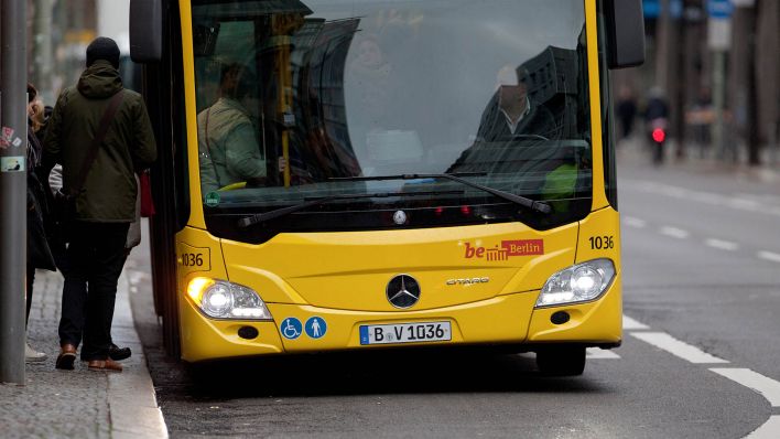 Fahrgäste steigen in einen Linienbus der BVG ein (Bild: dpa/Fernando Gutierrez-Juarez)