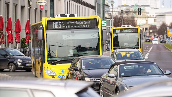 Mehrere Berliner Busse im Verkehr (Bild: imago images/Stefan Zeitz)