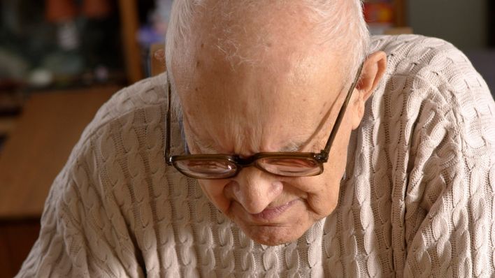 Symbolbild: Ein alter Mann, Senior (Quelle: dpa/Jiri Hubatka)