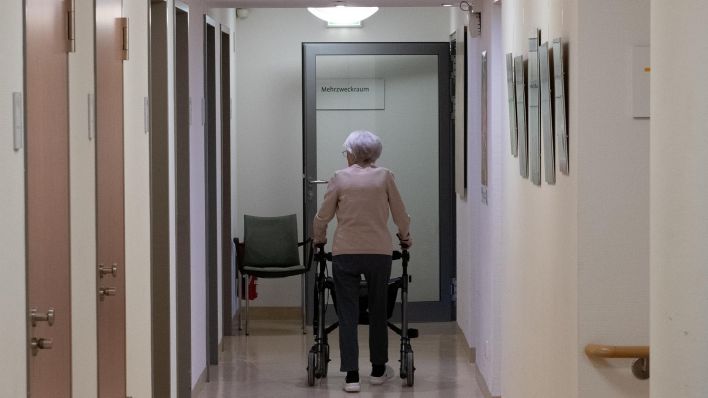 Eine Senioring geht in einem Schöneberger Pflegeheim einen Flur eintang. (Quelle: dpa/Paul Zinken)