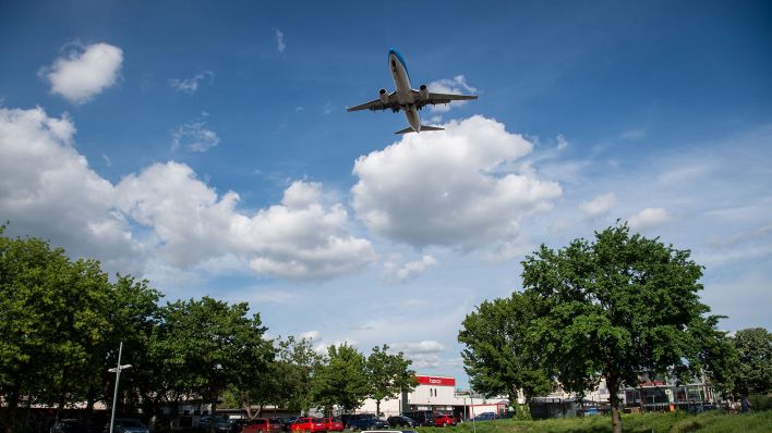 Ein Flugzeug befindet sich im Landeanflug (Quelle: dpa/Arne Immanuel Baensch)