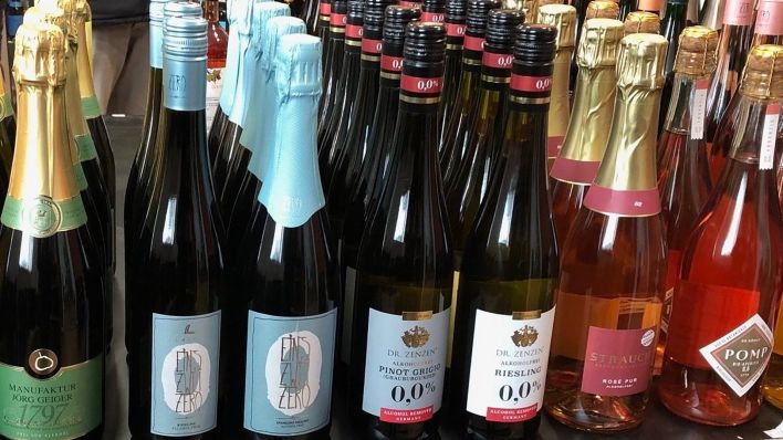 Wein und Sekt ohne Alkohol stehen im "Null Prozent Späti" in Kreuzberg in einem Regal. (Quelle: dpa/Gregor Tholl)