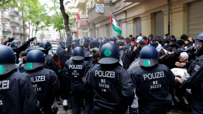 Archivbild: Laut Polizeiangaben demonstrierten Samstag 3500 Menschen in Neukölln bei einer pro-palästinensische Demonstration. (Quelle: dpa/Jean MW)