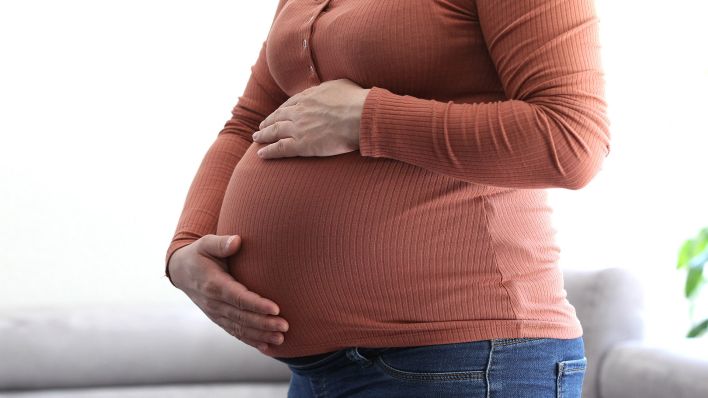 Eine schwangere Frau mit Babybauch (Quelle: dpa/Fleig)
