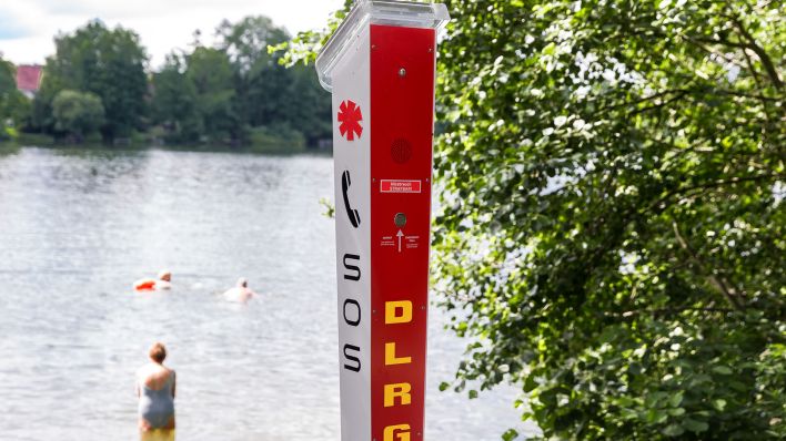 Symbolbild: Eine SOS-Notrufsäule der DLRG steht an einer unbewachten Badestelle. (Quelle: dpa/Markus Scholz)